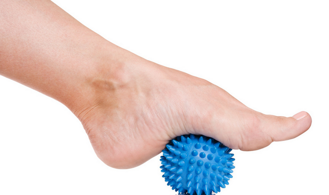 катание ногой мяча - лучшая профилактика плоскостопия