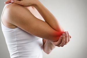 Боль в локтевом суставе: в чем причина и как лечить?