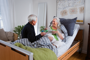 Как организовать уход за лежачим больным в домашних условиях 